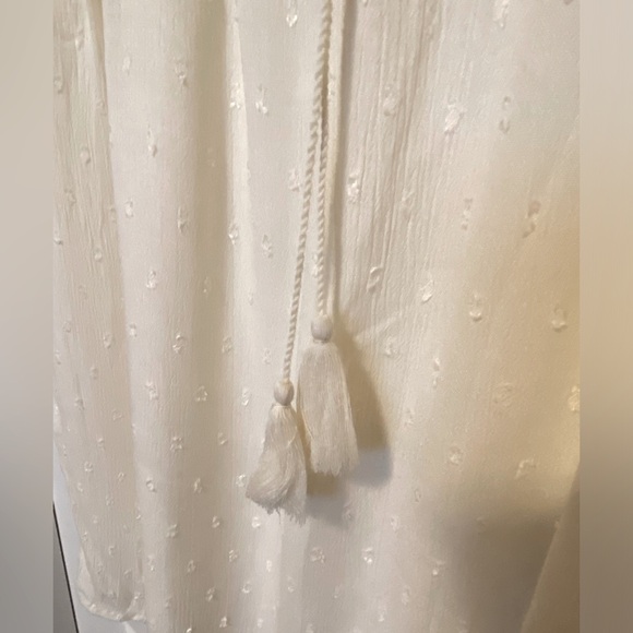 Old Navy ivory clip dot flutter sleeve top - Picture 4 of 7